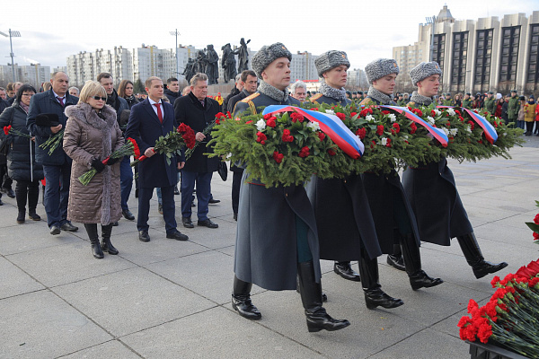 Михаил Романов принял участие в торжественно-траурной церемонии возложения в День защитника Отечества